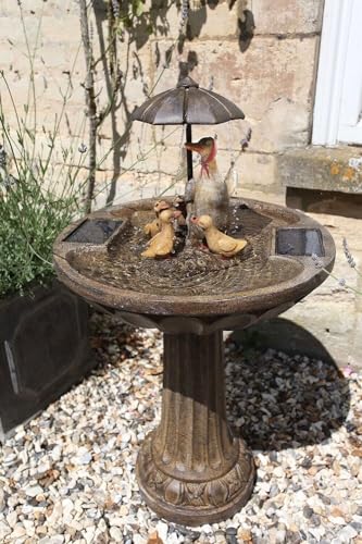 Garden Mile Neuheit Entenfamilie Wasserbrunnen mit Regenschirm, solarbetrieben, freistehend, Stein-Vogeltränke, Wasserspiel – Gartenornament, Outdoor, dekoratives Herzstück für Teich, Terrasse und von garden mile