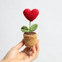 Gehäkelte Pflanze Herz Rose Grün | Valentinstag Geschenk Häkelpflanze Mit Topf Dekoration Klein Muttertag von garnblueten