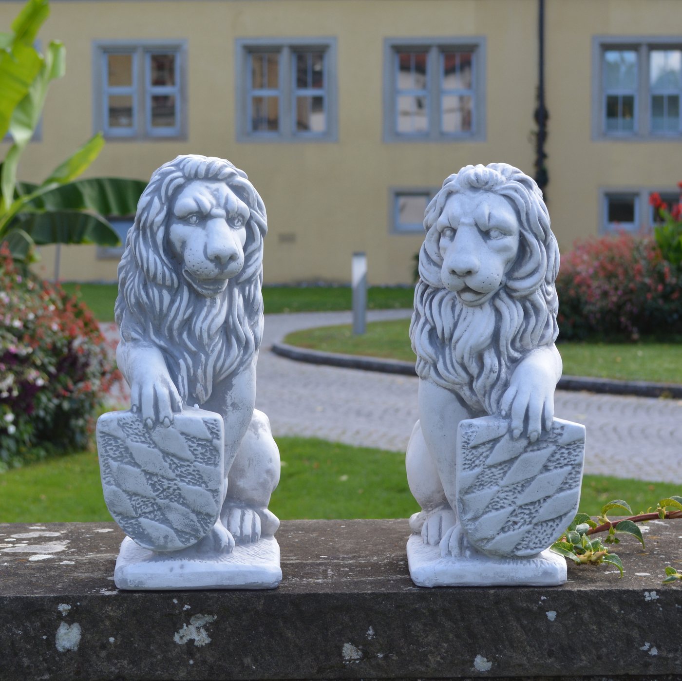 gartendekoparadies.de Gartenfigur Löwen Statuen mit Schild, Steinfiguren, 2er-Set, H. 40 cm, je 15 kg, (1 St), Frostsicher von gartendekoparadies.de