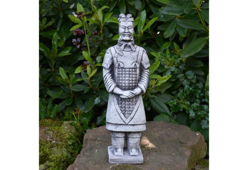 gartendekoparadies.de Gartenfigur Chinesischer Terrakotta-Krieger - Motiv II, Steinfigur, H. 37 cm, 3 kg, Frostsicher von gartendekoparadies.de