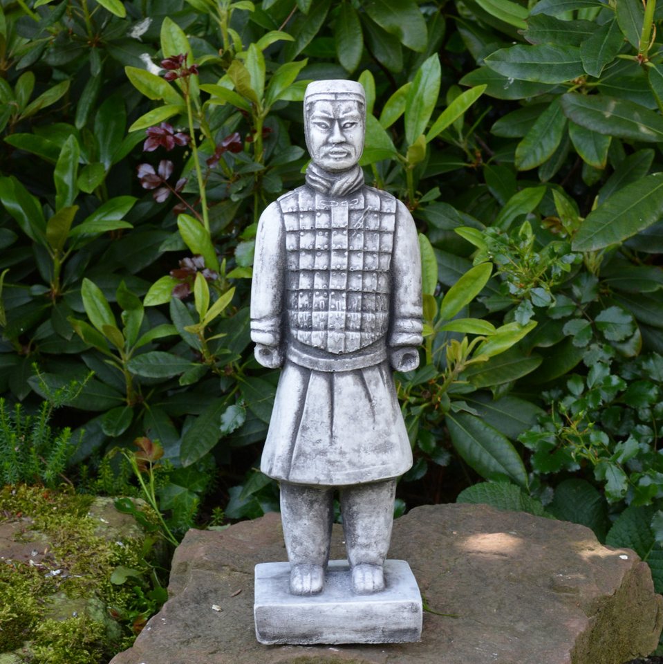 gartendekoparadies.de Gartenfigur Chinesischer Terrakotta-Krieger-Motiv V, Steinfigur, H. 36 cm, 3 kg, Frostsicher von gartendekoparadies.de