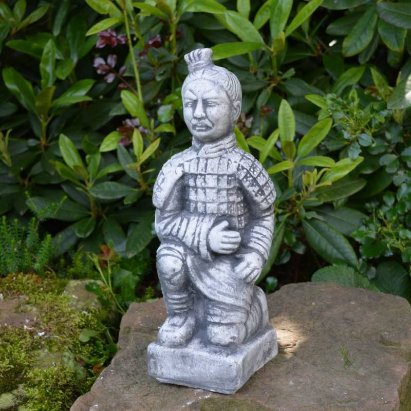gartendekoparadies.de Gartenfigur Statue Terrakotta-Krieger-Motiv IV, Steinfigur, H. 31 cm, 2 kg, Frostsicher von gartendekoparadies.de