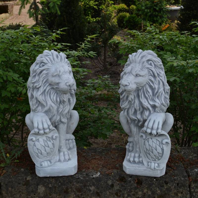 gartendekoparadies.de Gartenfigur Statuen Löwen - Paar mit Schild, 2er-Set, H. 54 cm, je 40 kg, (1 St), Frostsicher von gartendekoparadies.de