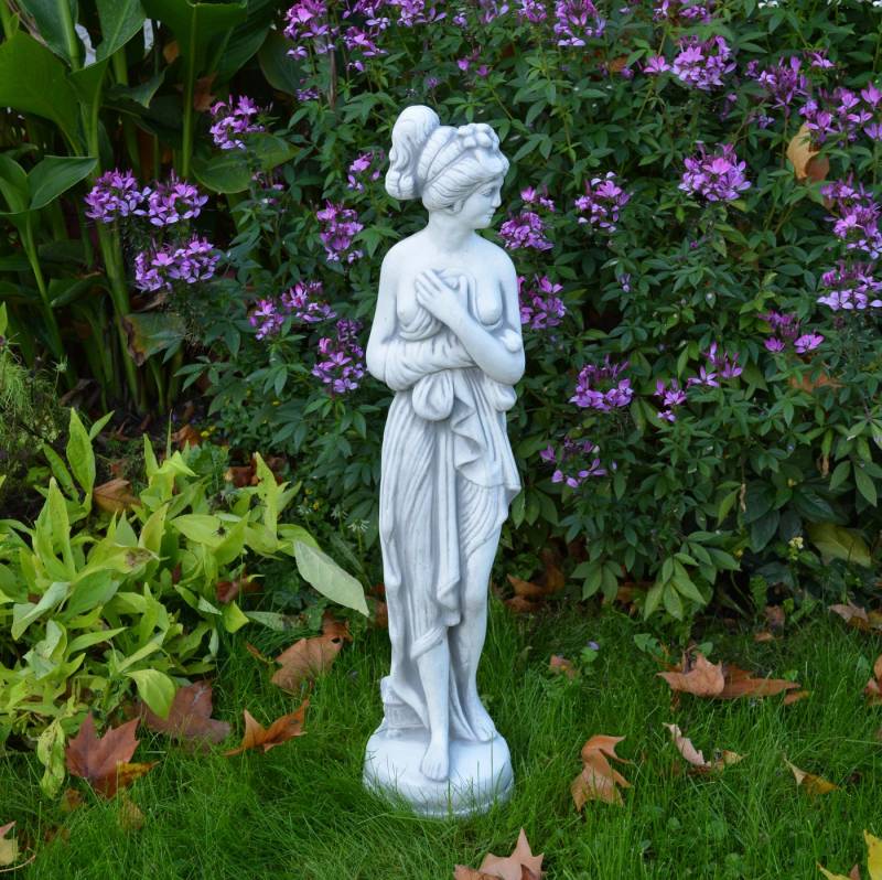 gartendekoparadies.de Gartenfigur Statue der Pandora auf rundem Sockel, Steinfigur, H. 73 cm, 13 kg, Frostsicher gartendekoparadies.de Gartenfigur Statue der Pandora auf rundem Sockel, Steinfigur, H. 73 cm, 13 kg, Frostsicher von gartendekoparadies.de