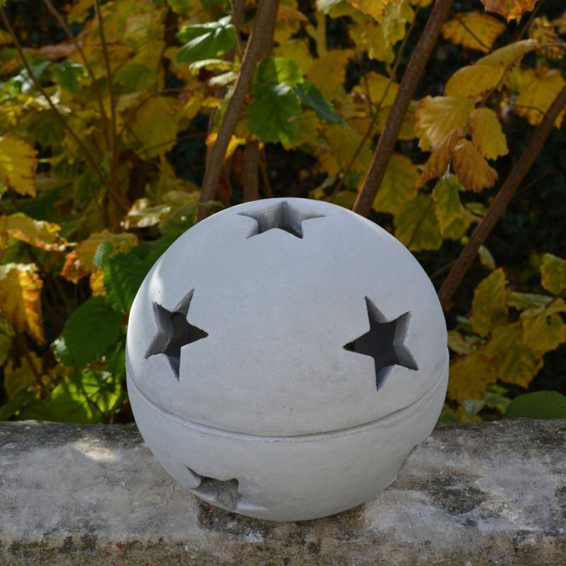 gartendekoparadies.de Gartenfigur Weihnachtskugel mit Sterne Ø 28 cm, H. 25 cm, 11 kg, Frostsicher von gartendekoparadies.de