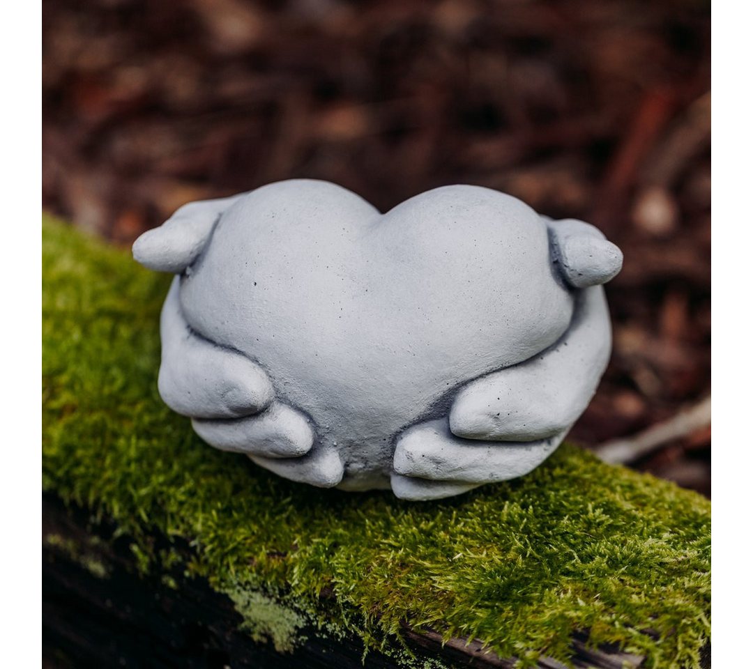gartendekoparadies.de Gartenfigur Herz in Hand, H. 10 cm, 3 kg, Frostsicher von gartendekoparadies.de