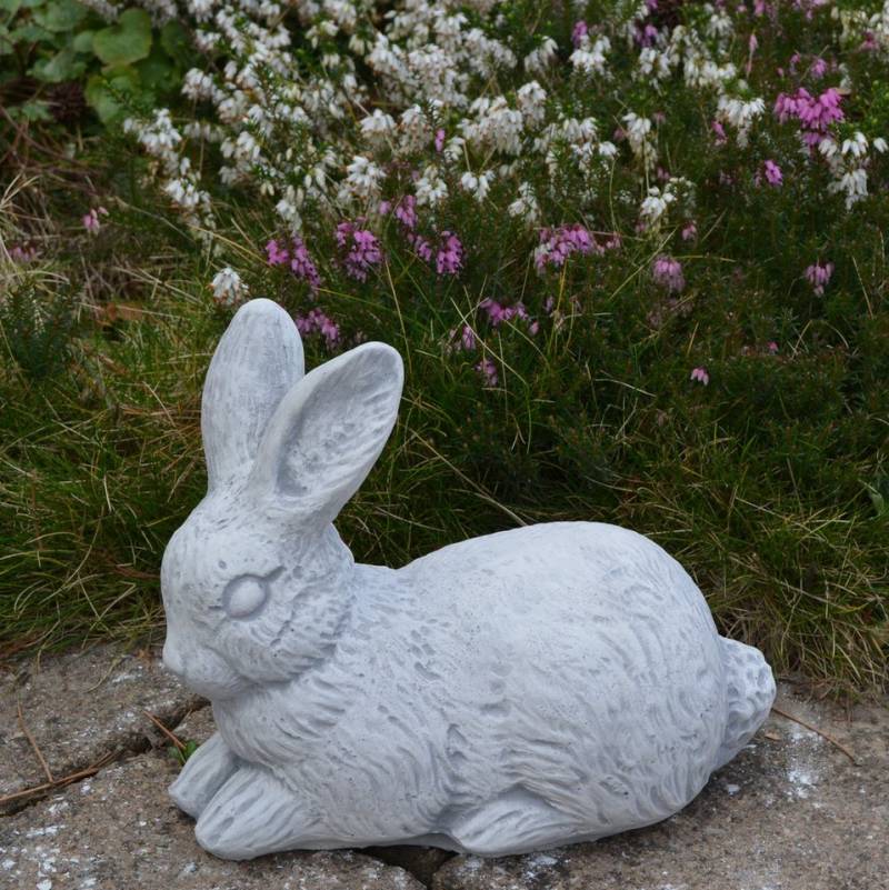 gartendekoparadies.de Gartenfigur Liegender Hase, Steinfigur, H. 18 cm, 3 kg, Frostsicher von gartendekoparadies.de