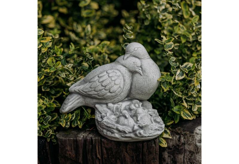 gartendekoparadies.de Gartenfigur Taubenpaar mit Nachwuchs, Steinfigur, H. 20 cm, 4 kg, Frostsicher gartendekoparadies.de Gartenfigur Taubenpaar mit Nachwuchs, Steinfigur, H. 20 cm, 4 kg, Frostsicher von gartendekoparadies.de