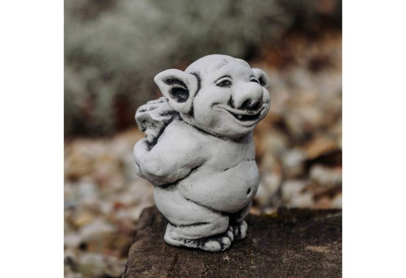 gartendekoparadies.de Gartenfigur Massive Steinfigur Lustiger Troll Blumengruß, Höhe 18 cm, 3 kg, Frostsicher gartendekoparadies.de Gartenfigur Massive Steinfigur Lustiger Troll Blumengruß, Höhe 18 cm, 3 kg, Frostsicher von gartendekoparadies.de