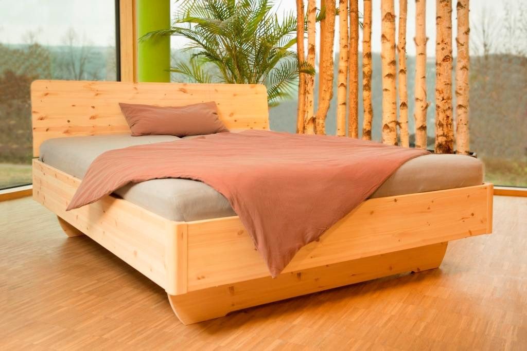 geborgenschlafen Holzbett Schwebebett Zirbe FREYA – Massivholzbett metallarm & handgefertigt, Massivholz aus Zirbe - Metallarm - Nachhaltig & handgefertigt von geborgenschlafen