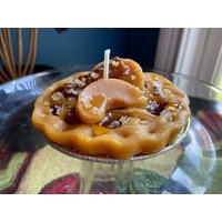 Apfelkuchen Kerze Mit Grünem Blatt Oder Streusel Und Zimt von gelDlights