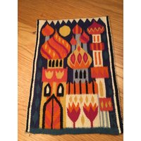 Wunderschönes Schloss in Mehrfarbig. Handgewebte Wandbehang Flanderntechnik von gelainsweden