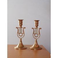 Lot Nr. 701 Vintage Gelbes Malm Metall Kerzenleuchter Set Aus Messing Oder Kupfer Mit Musikmotiv Und Streichinstrumenten von gemcombination