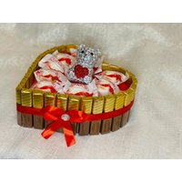 Eine Herz Pralinen Torte Mit Kleine Teddy Bär von geschenkTraum
