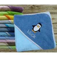 Babyhandtuch Mit Namen Pinguin in Wunschfarbe von geschenkelibelle