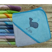 Babyhandtuch Mit Namen Wal in Wunschfarbe von geschenkelibelle