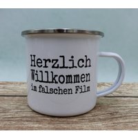 Emaille Tasse Herzlich Willkommen Im Falschen Film von geschenkelibelle