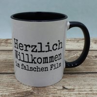 Tasse Mit Spruch Herzlich Willkommen Im Falschen Film von geschenkelibelle
