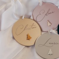 Weihnachtskugel Aus Acrylglas Personalisiert Mit 3D Baum | Christbaumkugel Gastgeschenk Verschiedene Farben 9, 5 cm Groß von gevadesign