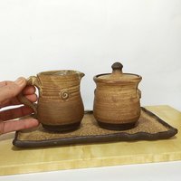 Braune Glasur Keramik Zucker Und Milchkännchen Set Mit Tablett von gidizivanpottery