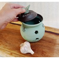 Handgefertigte Keramik Knoblauch Halter Matte Blau Vase Mit Vogel Knauf von gidizivanpottery