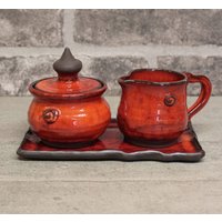 Orange Glasur Keramik Zucker Und Milchkännchen Set Auf Tablett von gidizivanpottery