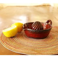 Rotglasur Keramik Zitruspresse Handgemachte Auf Töpferscheibe Geworfen von gidizivanpottery