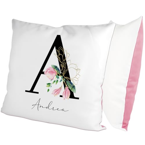 glitzertassen.de® | Blumenbuchstabe mit Namen | Kissen mit Blumenmotiv | Geschenk | Personalisiert | Kissen mit Druck | Freunde | Deko Kissen | Fotokissen | Kuschelkissen | Weiß/Rosé von glitzertassen-de