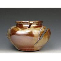Breites Gefäß Mit Split Rim - Shino Vase Glänzend Gold Luster 14, 5 "X 6" X Goneaway Pottery | V4249 von goneawaypottery