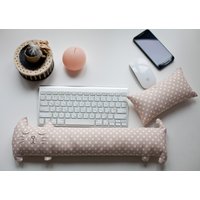 Schreibtisch Accessoires Set Für Frauen Kit Blush Entspannung Katze Hund Rosa Mädchen Lehrer Kinder Handgelenk Ruhe Kissen Tastatur Baumwolle von goodzyk