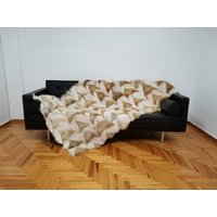 Große Echtfell Decke | Natürliche Perle Weiß Kojote Fell Sofa Überwurf Luxus Wohnzimmer Teppich Hochzeitsbett & Einweihungsgeschenk von goudissfurs