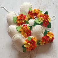 Herz Ornament Mit Blumen in Den Farben Rot-Gelb-Orange - 6Er Set Filz Wohnaccessoire Natur Inspiriert von grabacoffee