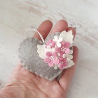 Rosa Blumen Auf Grauem Herz Ornament - Filz Dekoration Geschenk Für Sie Kinderzimmer Dekor Natur Inspiriert Mit Blume 1 Stück Oder Set von grabacoffee