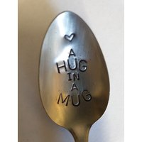 Handgestempelte Löffel Umarmung in Einer Tasse von greenshedbutterknowl