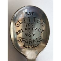 Handgestempelter Fun Löffel Glitter Für Das Frühstück Und Den Ganzen Tag Funkeln von greenshedbutterknowl