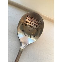 Handgestempelter Löffel Es Gibt Nur Eines Besseres Als Ein Glas Champagner Aus Einer Flasche von greenshedbutterknowl