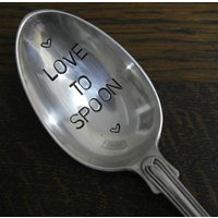 Handgestempeltes Besteck Valentinstag Löffel Liebe von greenshedbutterknowl