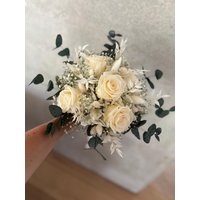 Brautstrauß, Trockenblumenstrauss in Creme/ Weiß Mit Infinity Rosen, Eucalyptus , Dried Flowers von gronarda