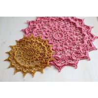 Julia Häkeln Deckchen, Entworfen Von Gull808, 2 Farben Erhältlich, Rosa, Gold, Dekor, Doilies, Schäbig, Strukturiert, Puppenhaus Teppich, Haus von gull808