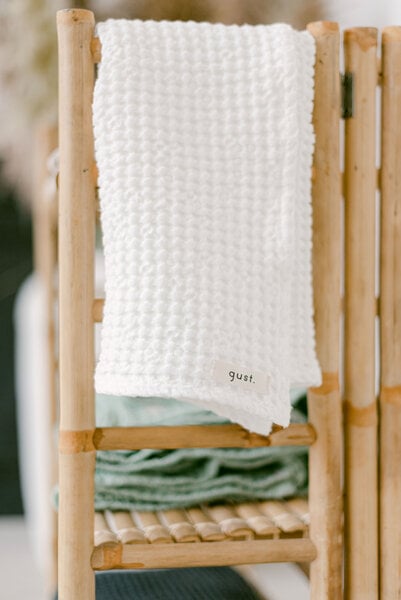 gust. Waffelhandtuch - Badetuch aus Leinen und Bio-Baumwolle – Bath towel - 70x140 cm von gust.