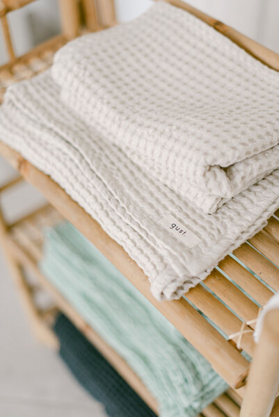 gust. Waffelhandtuch - Badetuch aus Leinen und Bio-Baumwolle – Bath towel - 70x140 cm von gust.