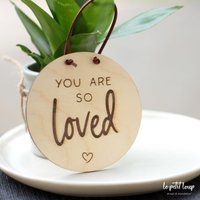Holz-Spruchschild "You Are So Loved" I Kinderzimmer Dekoration Schild Aus Holz Mit Spruch von hallopetitloup