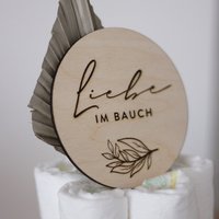 Holzschild Mit Gravur "Liebe Im Bauch" I Schwangerschaftsverkündung Dekoration Spruchschild Aus Holz von hallopetitloup