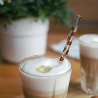 Nachhaltige Glastrinkhalme Mit Farbmotiven von halmig