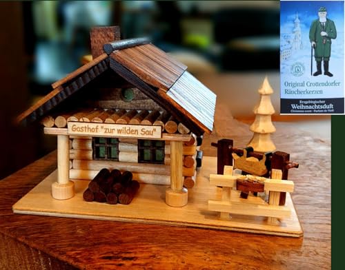Räucherhaus Gasthof mit Sau am Spieß und Baum geschnitzt - Feine Handarbeit aus dem Erzgebirge - inklusive Räucherkerzen von hand.kunst.ERZ