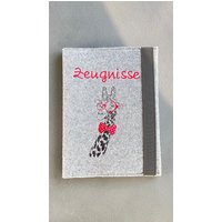 Zeugnismappe "Schlaue Giraffe" Individuell Personalisierteres Namens Geschenk Zum Schulanfang Oder 1. Zeugnis Zeitloses Motiv Rot Schwarz Zeugnismappe "Schlaue Giraffe" Individuell Personalisierteres Namens Geschenk Zum Schulanfang Oder 1. Zeugnis Zeitloses Motiv Rot Schwarz von handmadebyjurali