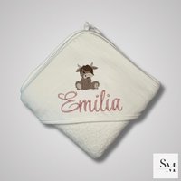 Besticktes Baby Handtuch Mit Highland Kuh | Personalisiertes Kapuzenhandtuch Geschenk Geburt & Taufe Babyparty Stickerei Stil Emilia Besticktes Baby Handtuch Mit Highland Kuh | Personalisiertes Kapuzenhandtuch Geschenk Geburt & Taufe Babyparty Stickerei Stil Emilia von handmadebynenaShop