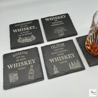 Schiefer Untersetzer Mit Whiskey-Motiven Und Sprüchen | Schönes Geschenke Für Whiskey-Liebhaber Perfekt Bar, Zuhause & Büro 4Er Set Schiefer Untersetzer Mit Whiskey-Motiven Und Sprüchen | Schönes Geschenke Für Whiskey-Liebhaber Perfekt Bar, Zuhause & Büro 4Er Set von handmadebynenaShop