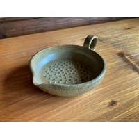 Handgemachte Ingwerreibe Wheatfield, Keramikreibe, Handgefertigt, Reibe Mit Henkel, Knoblauchreibe, Reibe, Grau, Seidenmatt Handgemachte Ingwerreibe Wheatfield, Keramikreibe, Handgefertigt, Reibe Mit Henkel, Knoblauchreibe, Reibe, Grau, Seidenmatt von handmariepottery