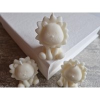 Baby Löwen Kerze I Cartoon Löwe Babyparty Geschenk Mini Dschungel Mottoparty Taufgeschenk Rapswachskerze Baby Löwen Kerze I Cartoon Löwe Babyparty Geschenk Mini Dschungel Mottoparty Taufgeschenk Rapswachskerze von happycandleberlin